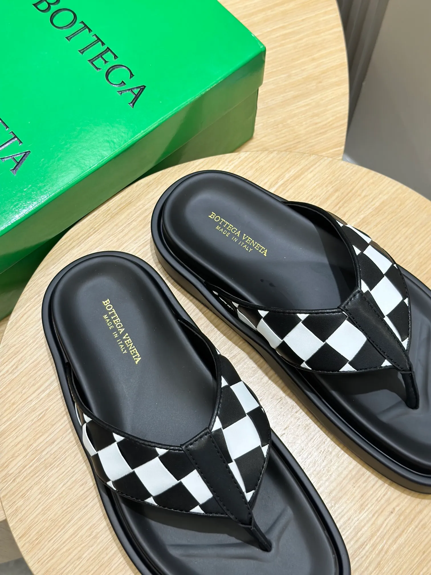 Factory price: 360💰BV hand-woven men's slippers and sandals - suitable for walking. It still emphasizes minimalism and practical wearability, but is full of vivid artistry. Super classic, luxurious and comfortable, imported cowhide + cowhide lining + lightweight outsole Size: 39-44 (customized at 38.45)